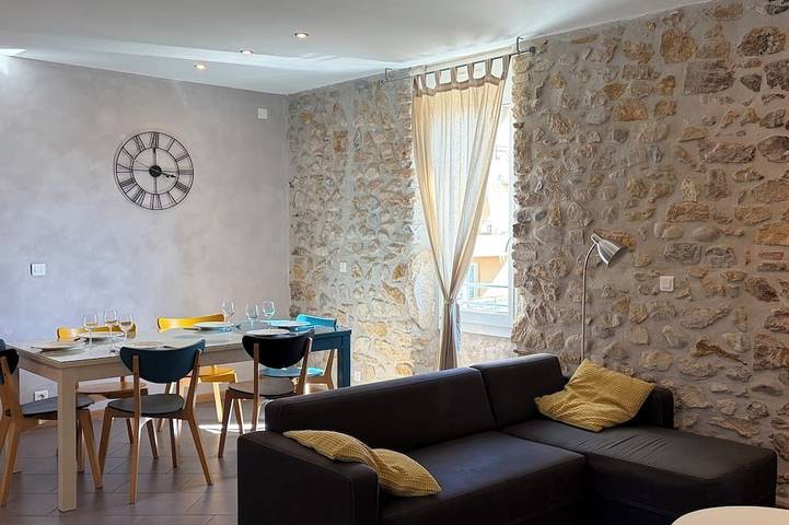 Gîte pour 6 personnes, avec terrasse et piscine à Vallon-Pont-d'Arc