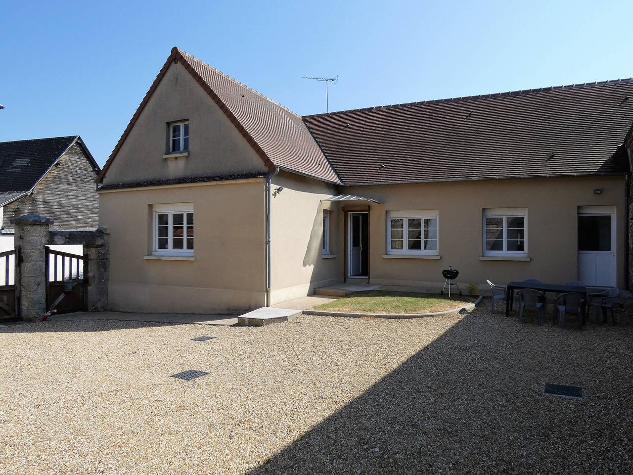 Maison rénovée avec jardin, 3 chambres, à 10 min de Chartres, idéale pour familles et escapades romantiques in Thivars, Région de Chartres