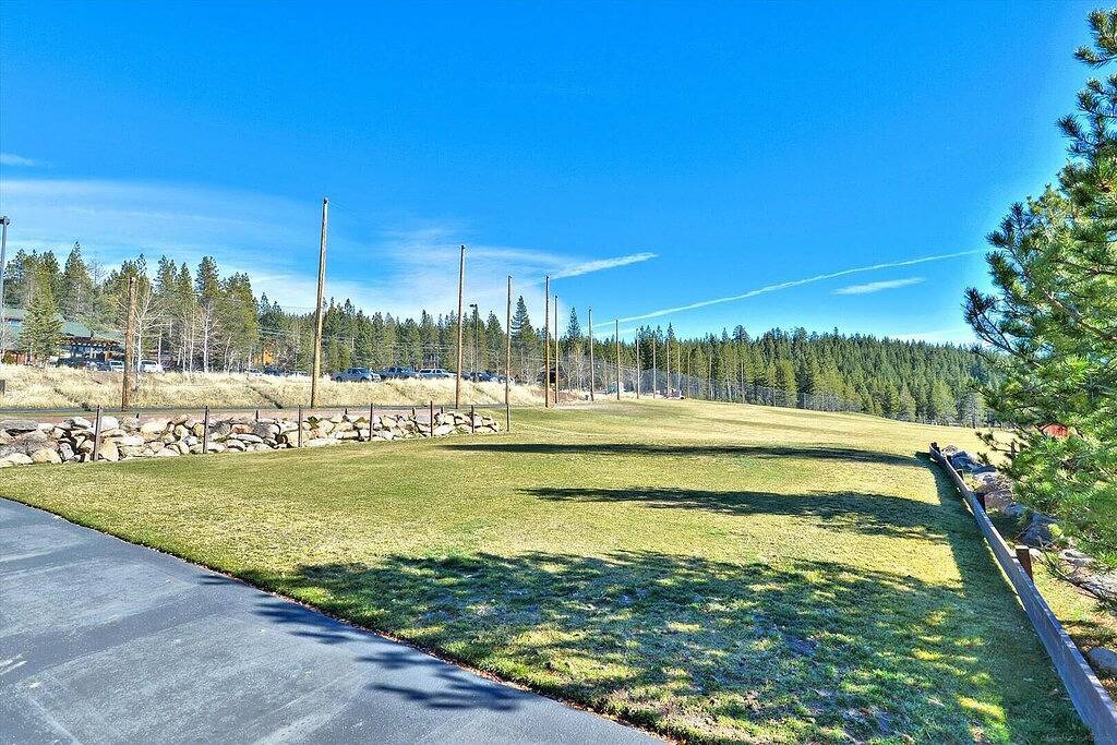Ganze Wohnung, Tahoe Donner Loft mit wunderschönem Bergblick! Direkt an der Abfahrt gelegen - perfekt zum Sommerwandern! Kostenlose Parkplätze und Hoa Ausstattung. in Truckee, Donner Lake