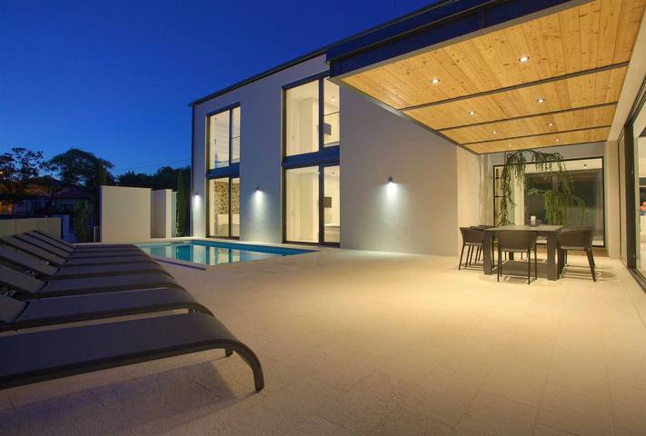 Villa pour 8 personnes, avec Balcon/Terrasse et Terrasse ainsi que Jardin et Piscine à Klimno