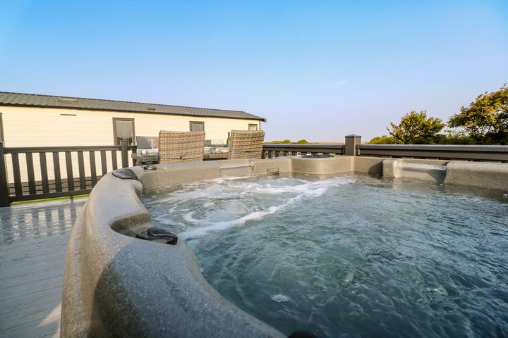 Lodge for 4 people, with garden and pool, with pets in Cornwall