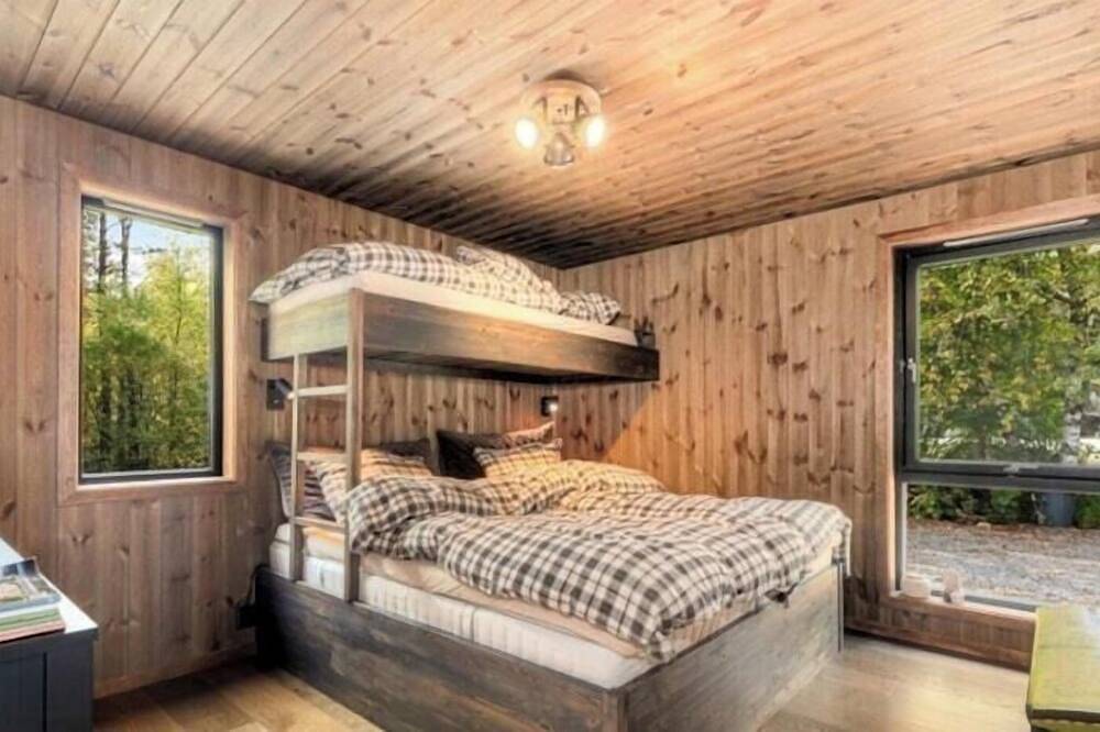 Moderne Hütte am Sandvatn am Fuße des Blefjell in Tinn