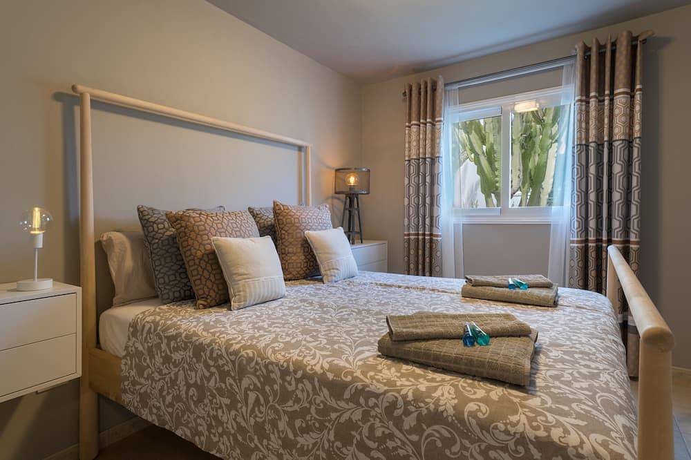 Luxurious B2 in a small complex with communal heated pool 100m from the sea in Charco del Palo, Haría