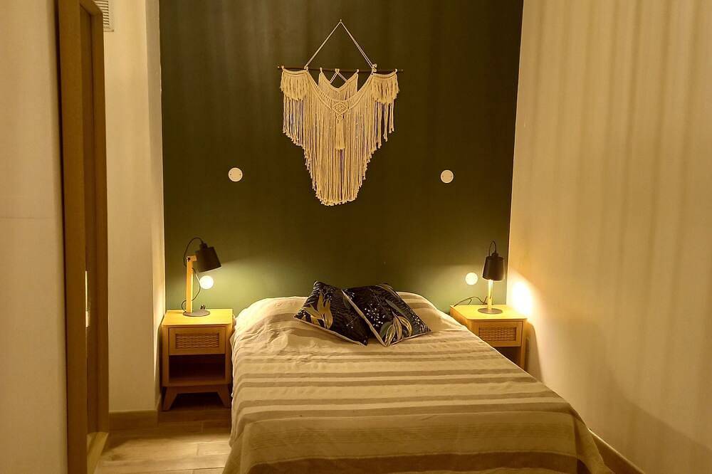 Chambre pour 2 ou 3 personnes avec salle d'eau et Climatisation in Tuchan, Côte méditerranéenne (France)