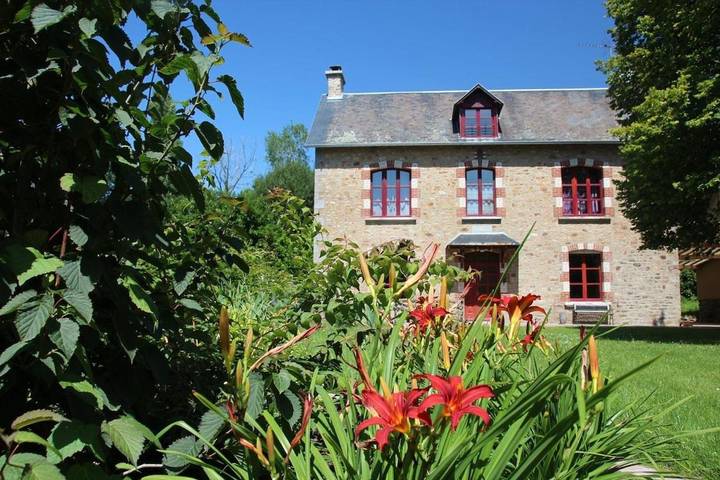 Location de vacances pour 20 personnes, avec vue ainsi que terrasse et jardin à Bacilly - 2