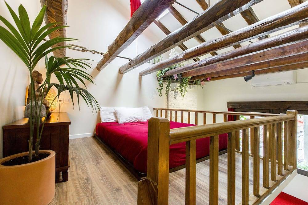 Entire apartment, Sunny n quiet penthouse in the center in Centro (Madrid), Madrid