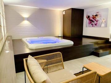 Gîte pour 4 personnes, avec jardin et jacuzzi à Mosnes