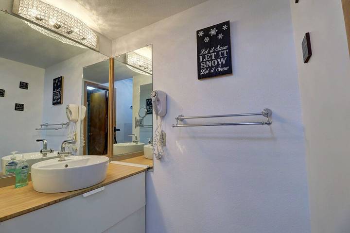 Vacation rental for 4 people, with balcony and pool as well as hot tub, with pets in Summit County