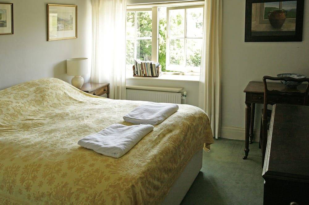 Near the Sea, this lovely home has out standing comfort and Views, in Lulworth Cove, Dorset