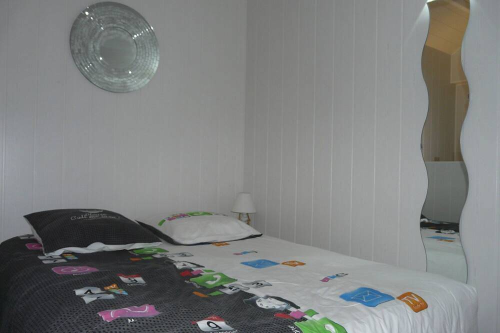 Villa Coudeville / beach (St-Martin-de-Bréhal), 2 bedrooms, 30 m. Of the beach in Coudeville-sur-Mer, Coutances