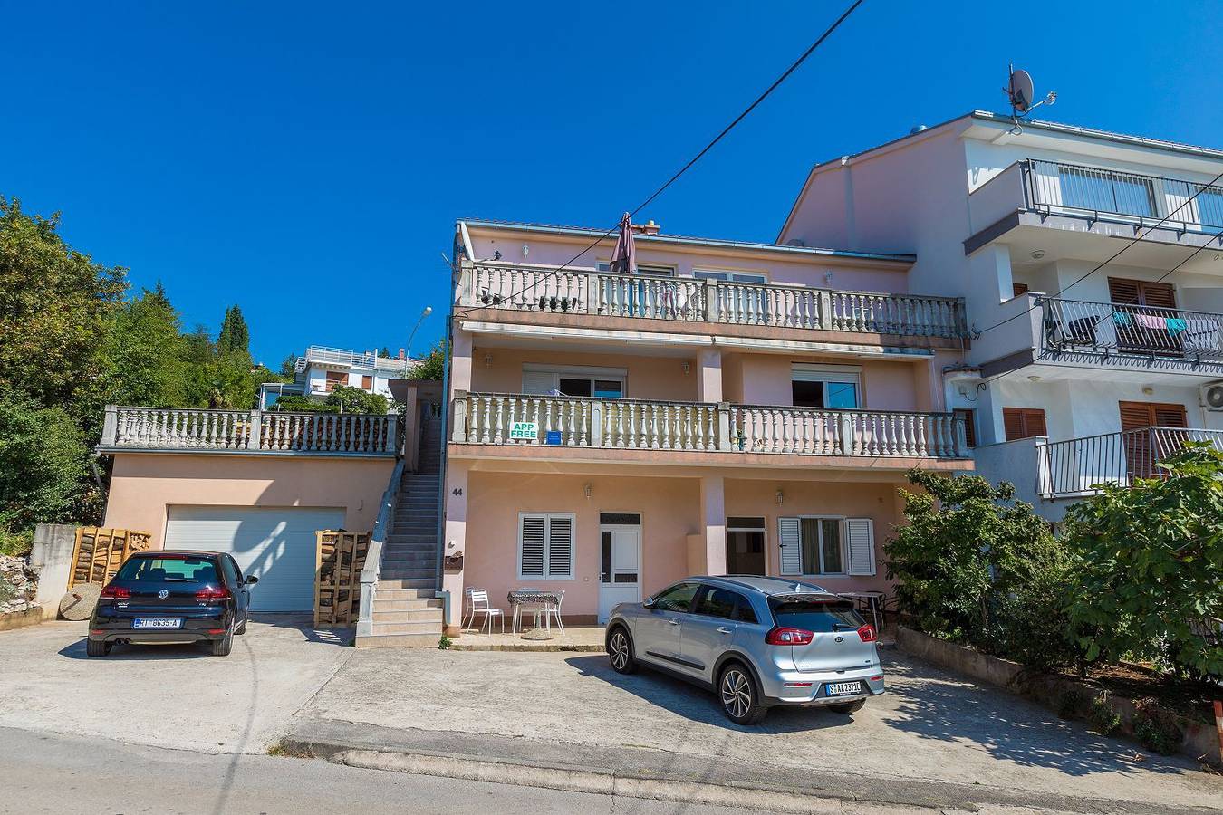 Ganze Wohnung, Preiswertes Familienapartment nur 100 Meter zum Strand mit privater Terrasse in Crikvenica, Primorje-Gorski Kotar