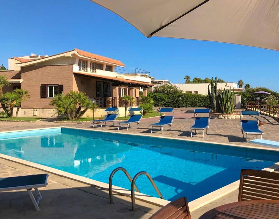 Villa Il Gabbiano - Beachfront Luxury Villa in Anzio, Direct Sea Access & Pool by the Sea in Anzio, Provincia di Roma