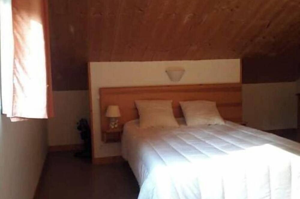 Chalet au bord d'un lac in Nontron, Parc naturel régional Périgord-Limousin