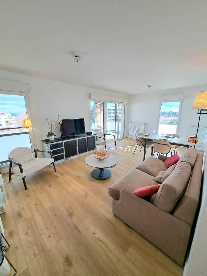 Appartement entier, Côté Parc, appart design avec terrasse in Sainte-Foy-lès-Lyon, Lyon et ses environs