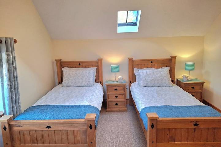 Beautiful stone cottage in a quiet country setting close to beach in Contea di Louth