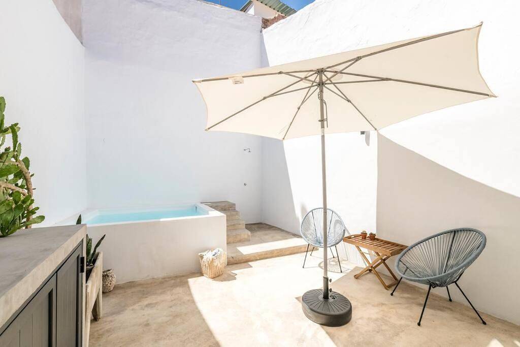 Traditional house: private pool and sunny terrace in Portimão, Distrito de Faro