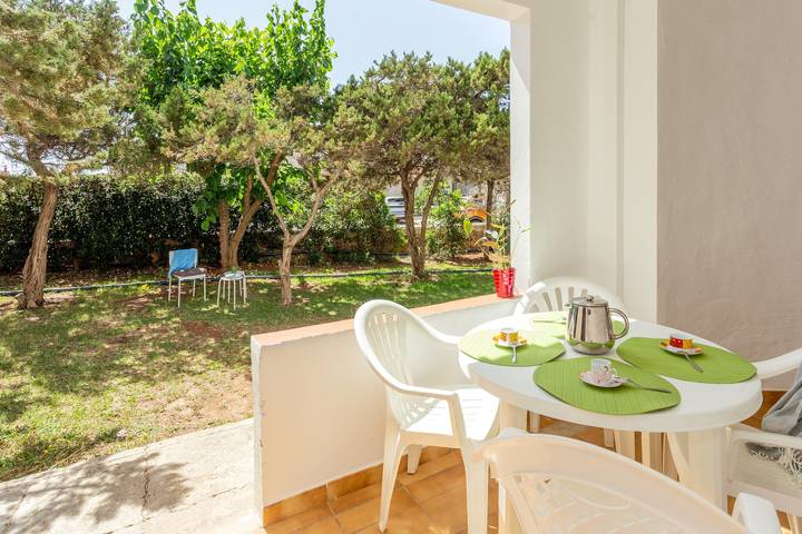 Casa 'Villa Elfa' cerca de la playa con piscina, jardín y Wi-Fi in Cala Blanes, Ciudadela