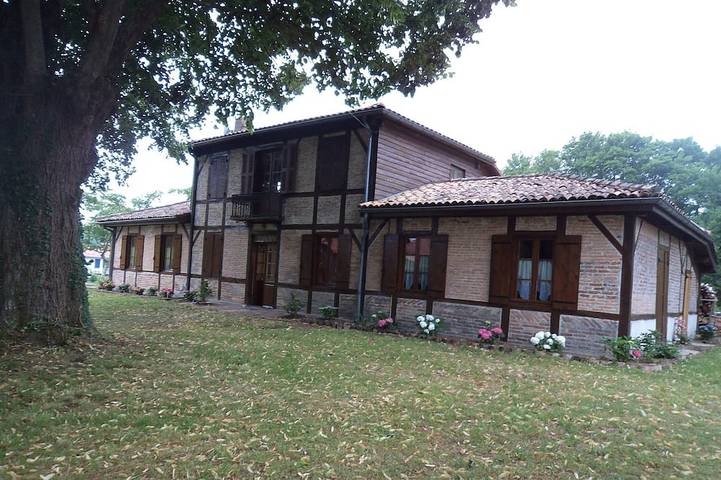 Location de vacances pour 8 personnes, avec terrasse et jardin à Pontenx-les-Forges