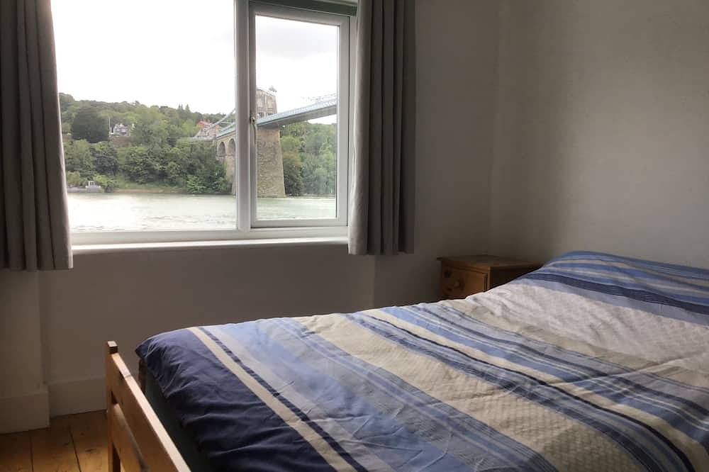 Menai Bridge Lovely seafront cottage with beautiful views of the Straits in Menai Bridge, Isle of Anglesey