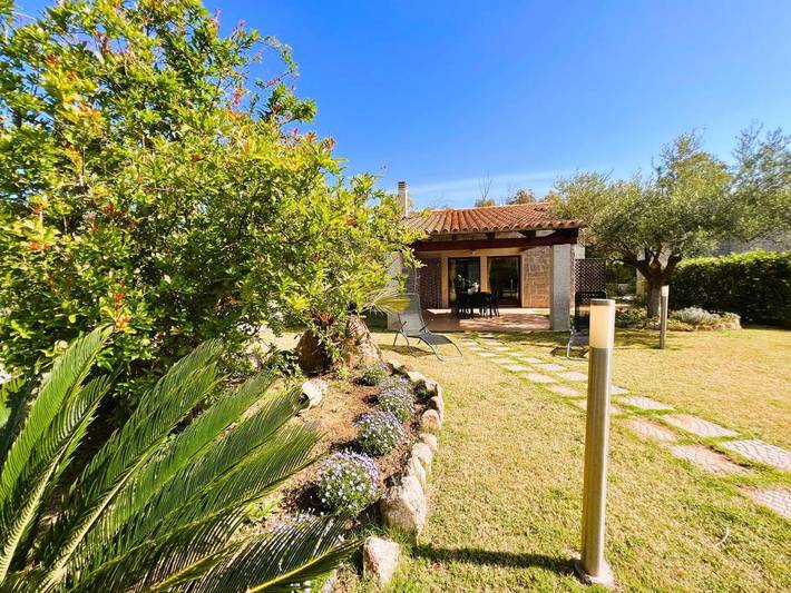 Casa vacanza per 4 persone, con giardino e panorama a Cala Sinzias