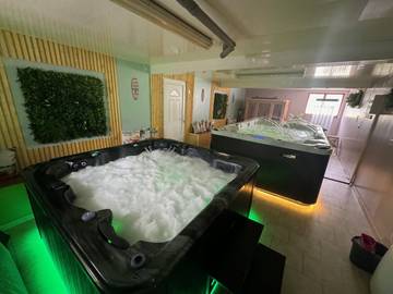 Gîte pour 15 personnes, avec sauna et jardin ainsi que terrasse et jacuzzi à Maubert-Fontaine