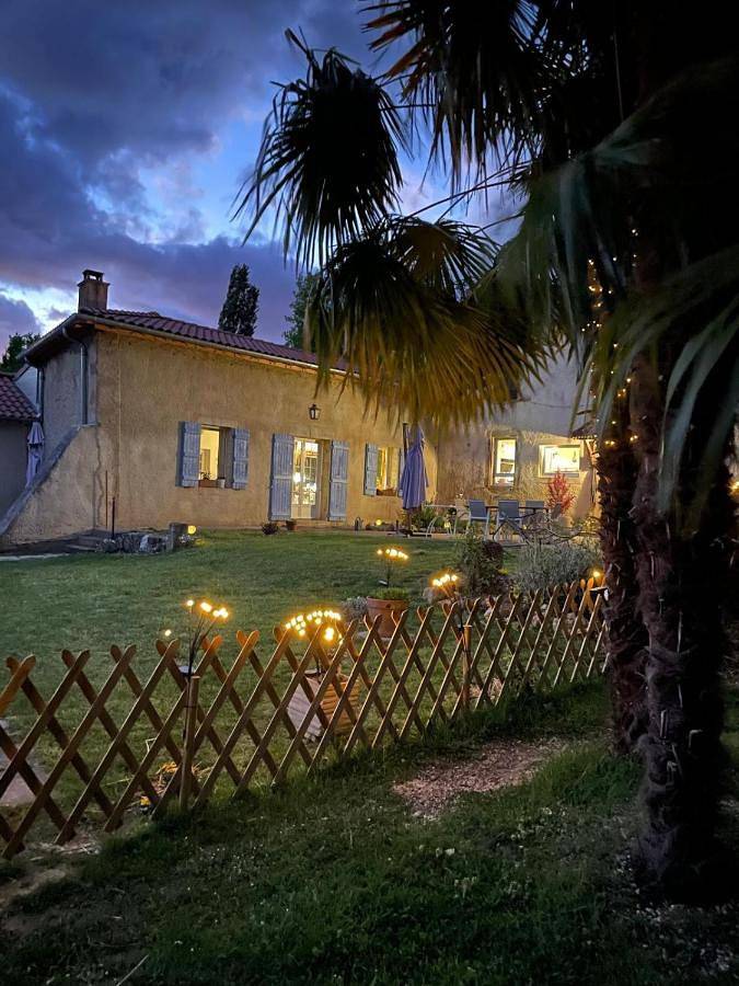 Location de vacances pour 3 personnes, avec Terrasse et Jardin ainsi que Piscine et Vue sur le lac à Armous-et-Cau
