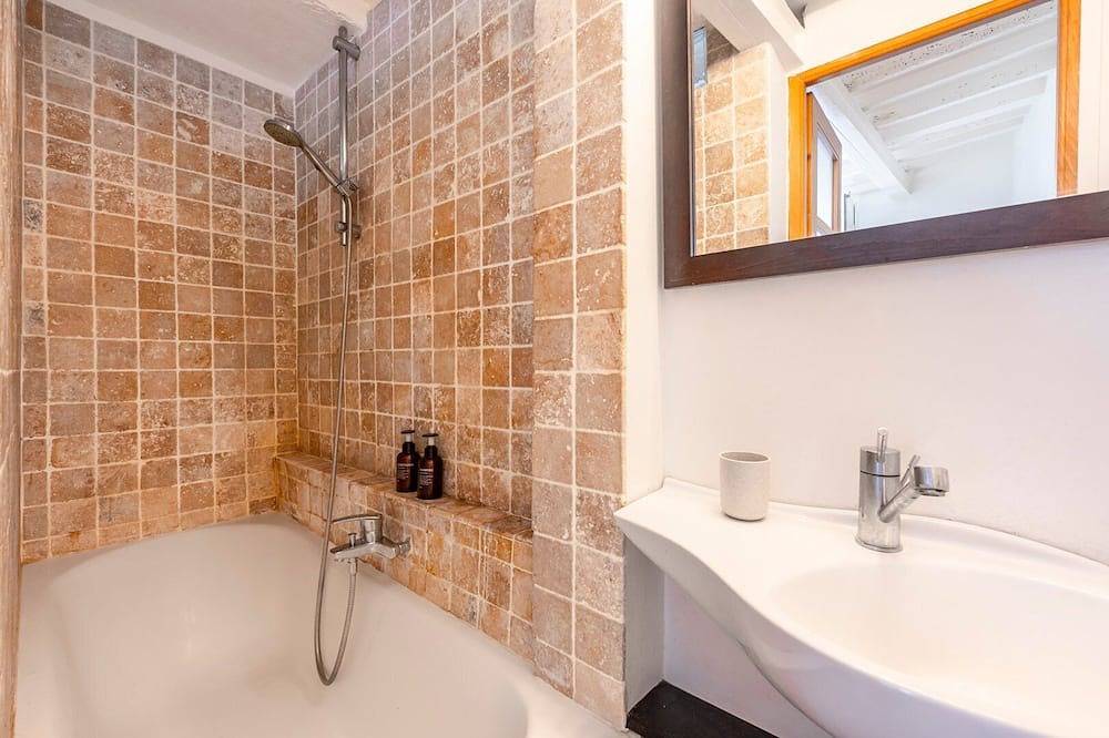 Entire apartment, Haven of Peace in the Heart Paris with Notre-Dame in Paris, Ile de France