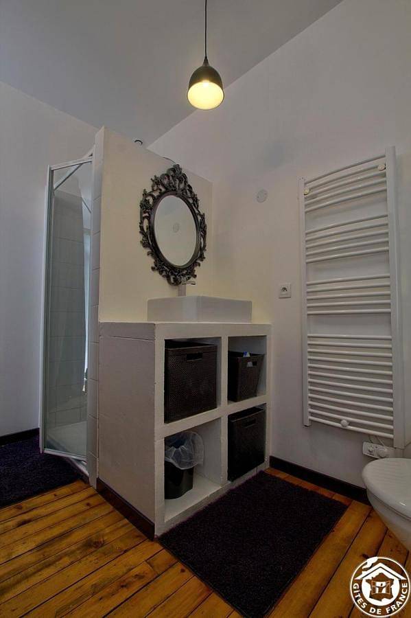 Location de vacances pour 4 personnes, avec vue ainsi que jardin et balcon à Jayat - 3