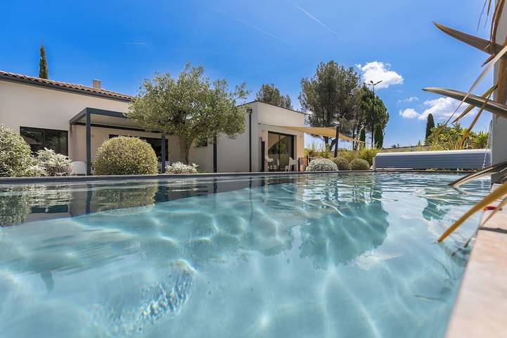 Location de vacances pour 5 personnes, avec jacuzzi ainsi que jardin et piscine à Mollégès - 4