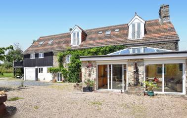 Gîte pour 8 personnes, avec jardin et terrasse, animaux acceptés dans Vire Normandie