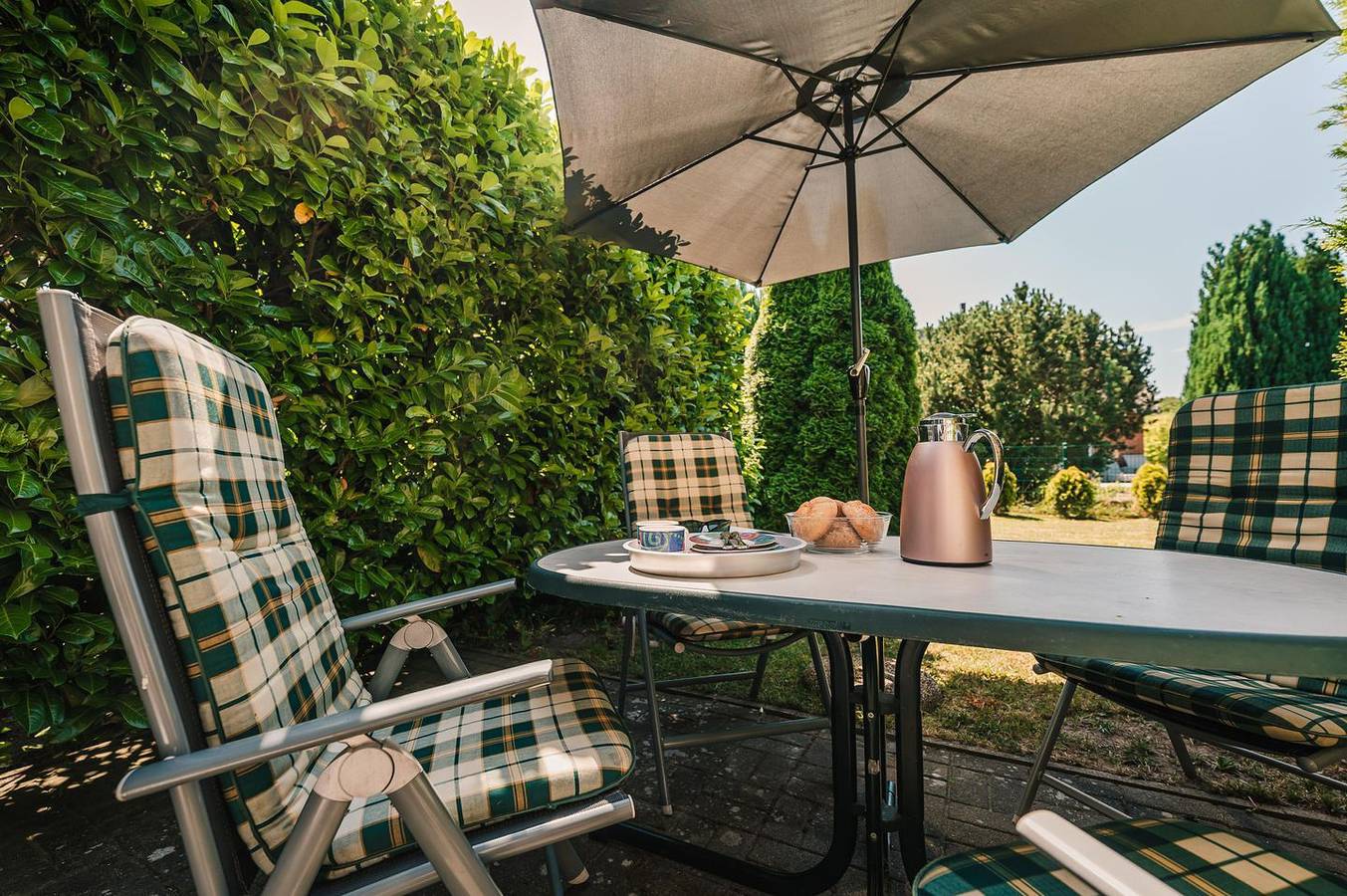 Ganze Wohnung, Charmante Ferienwohnung mit Terrasse, strandnah in Dranske, Rügen