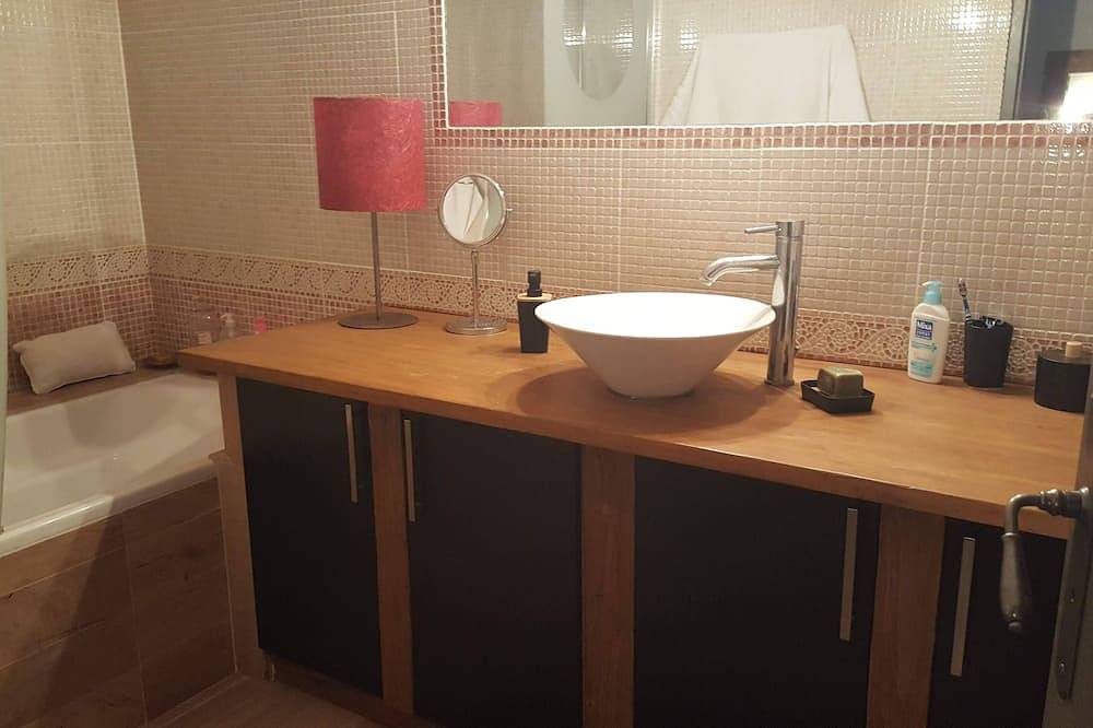 Maison \"L'Olivette\" jacuzzi,piscine chauffée, billard, baby foot, à7Km de Nîmes in Langlade, Région de Nîmes