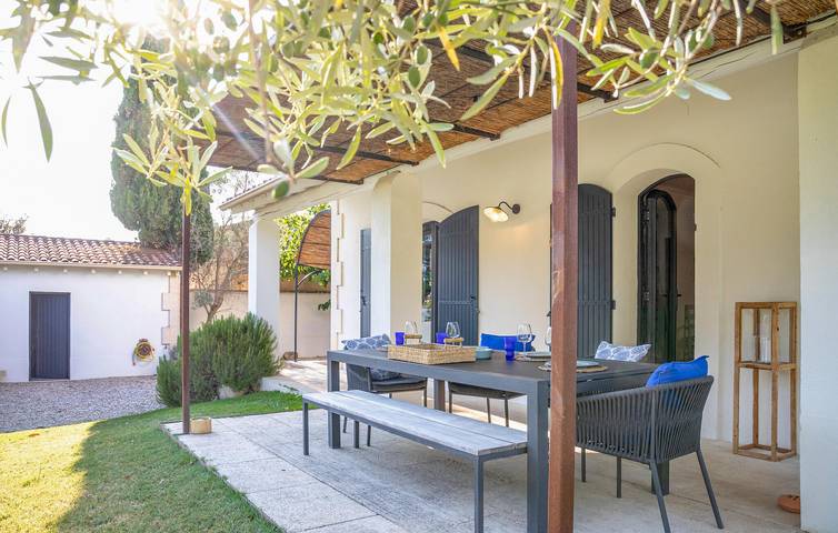 Piscina climatizada, AC, Parking | Acogedor 170m² Apt en Verquières in Verquières, Region de Arles