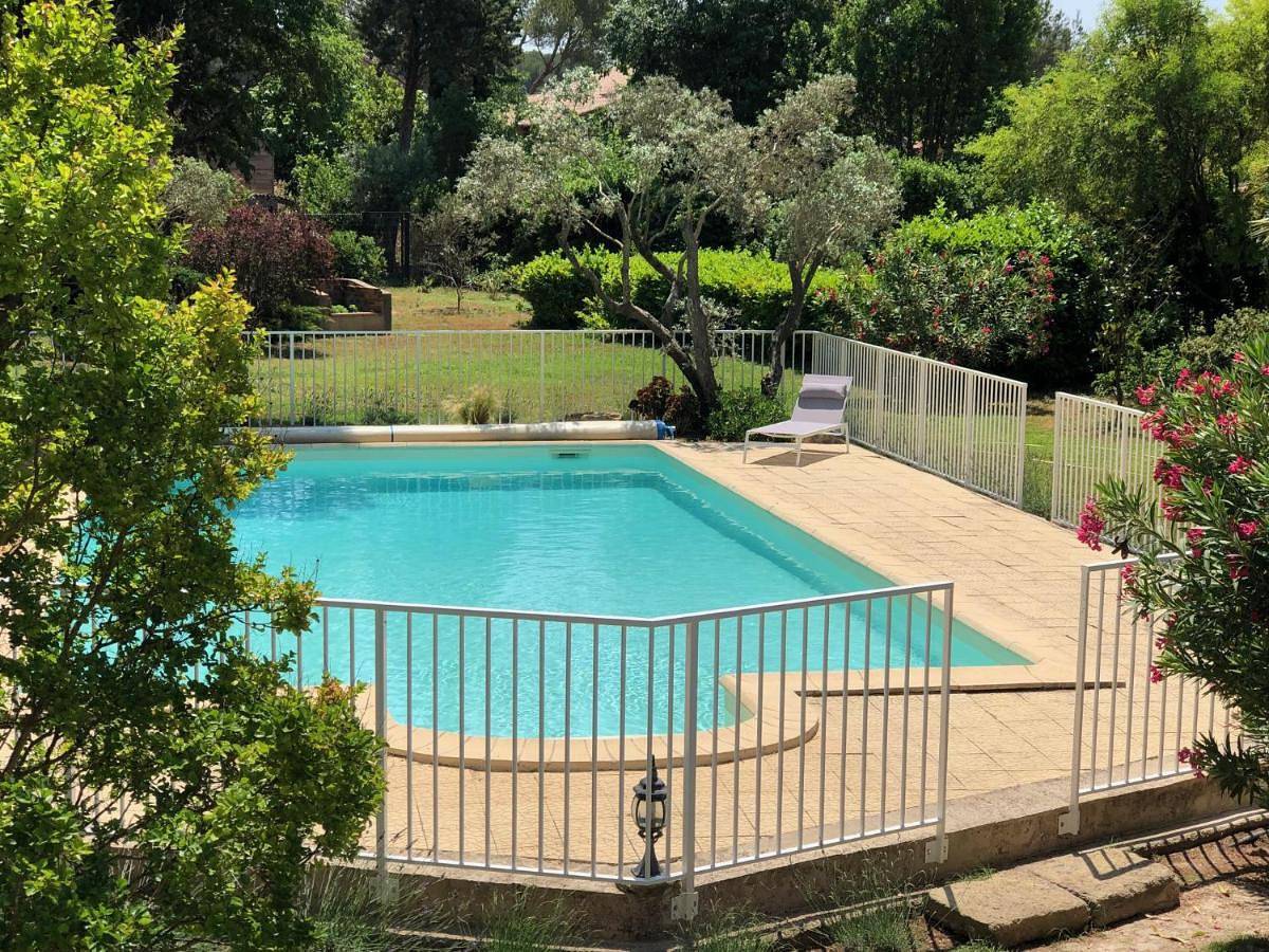 Gite 5 pers en Provence avec grand jardin & piscine partagés - 5 people holiday home with shared swimming pool & garden in Provence in Cornillon-Confoux, Côte méditerranéenne (France)