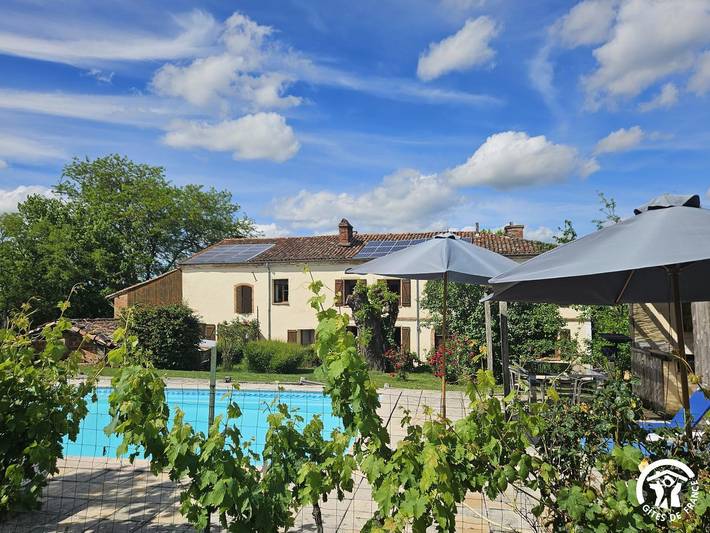 Gîte pour 12 personnes, avec Terrasse ainsi que Jardin et Piscine