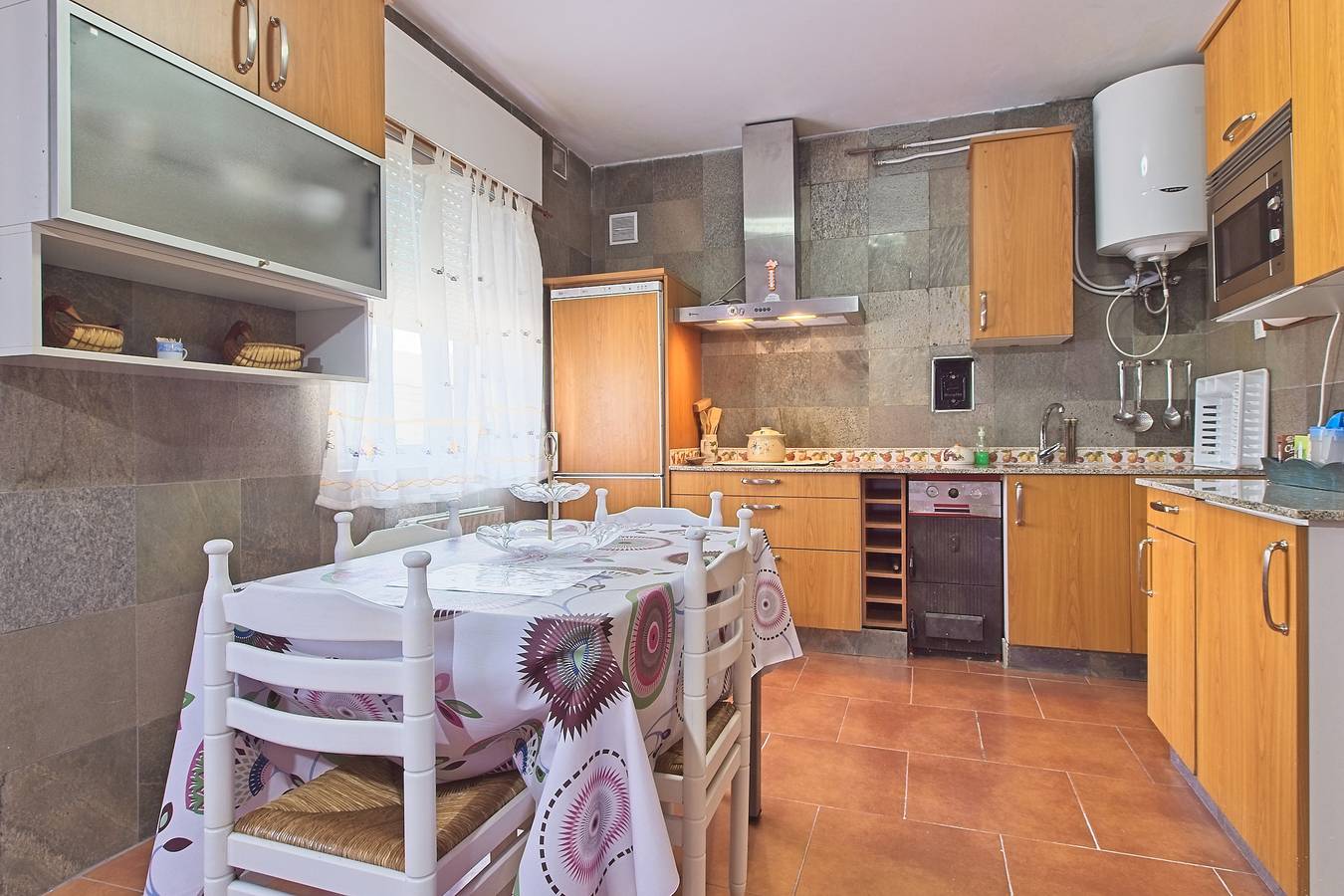 Apartamento inteiro, Apartamento 'Leopoldo I' com vista para a montanha, piscina exterior e Wi-Fi in Carballeda de Valdeorras, Ourense Região