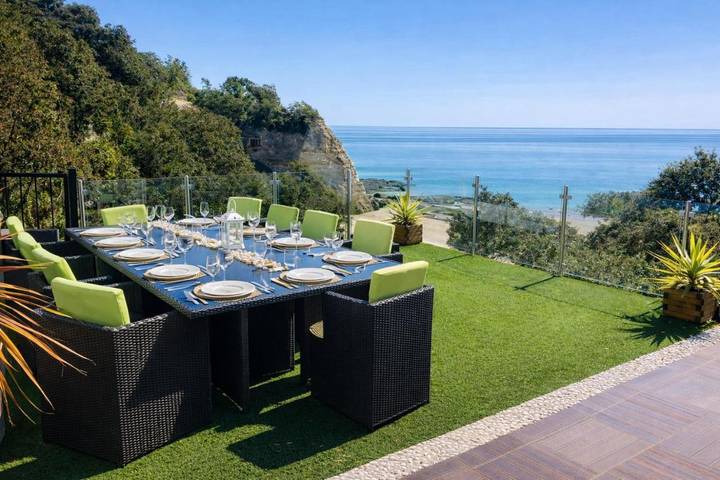 Location de vacances pour 10 personnes, avec jardin et piscine ainsi que vue et sauna dans Plage des Nonnes - 4