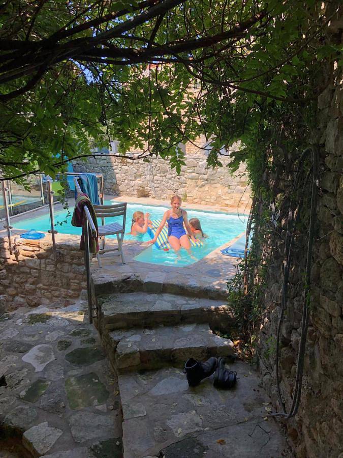 Location de vacances pour 10 personnes, avec piscine ainsi que jardin et vue à Montclus - 2
