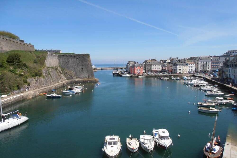 Entire apartment, Downtown apartment with breathtaking view of the port and the Vauban citadel in Le Palais, Côte des Mégalithes