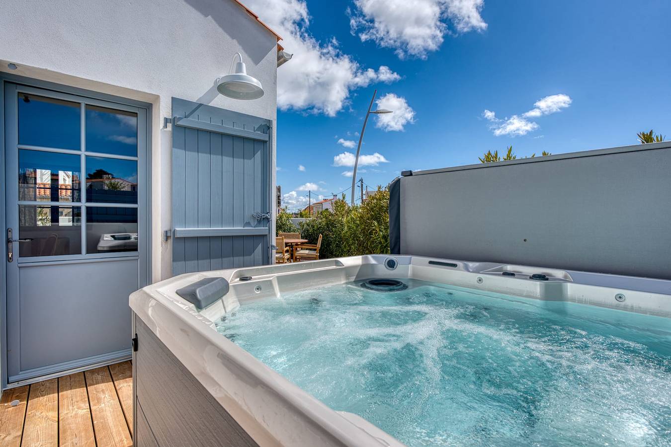 Bains de Mer House & Jacuzzi steps from the beach, Walk to town, Sleeps 6 in Saint-Gilles-Croix-de-Vie, Loire Valley