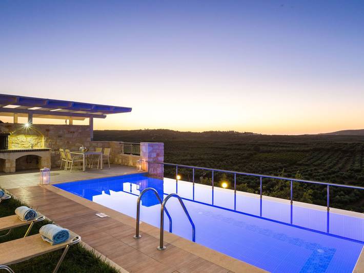 Ferienhaus für 8 Personen, mit Balkon und Whirlpool sowie Terrasse und Garten in Achlades