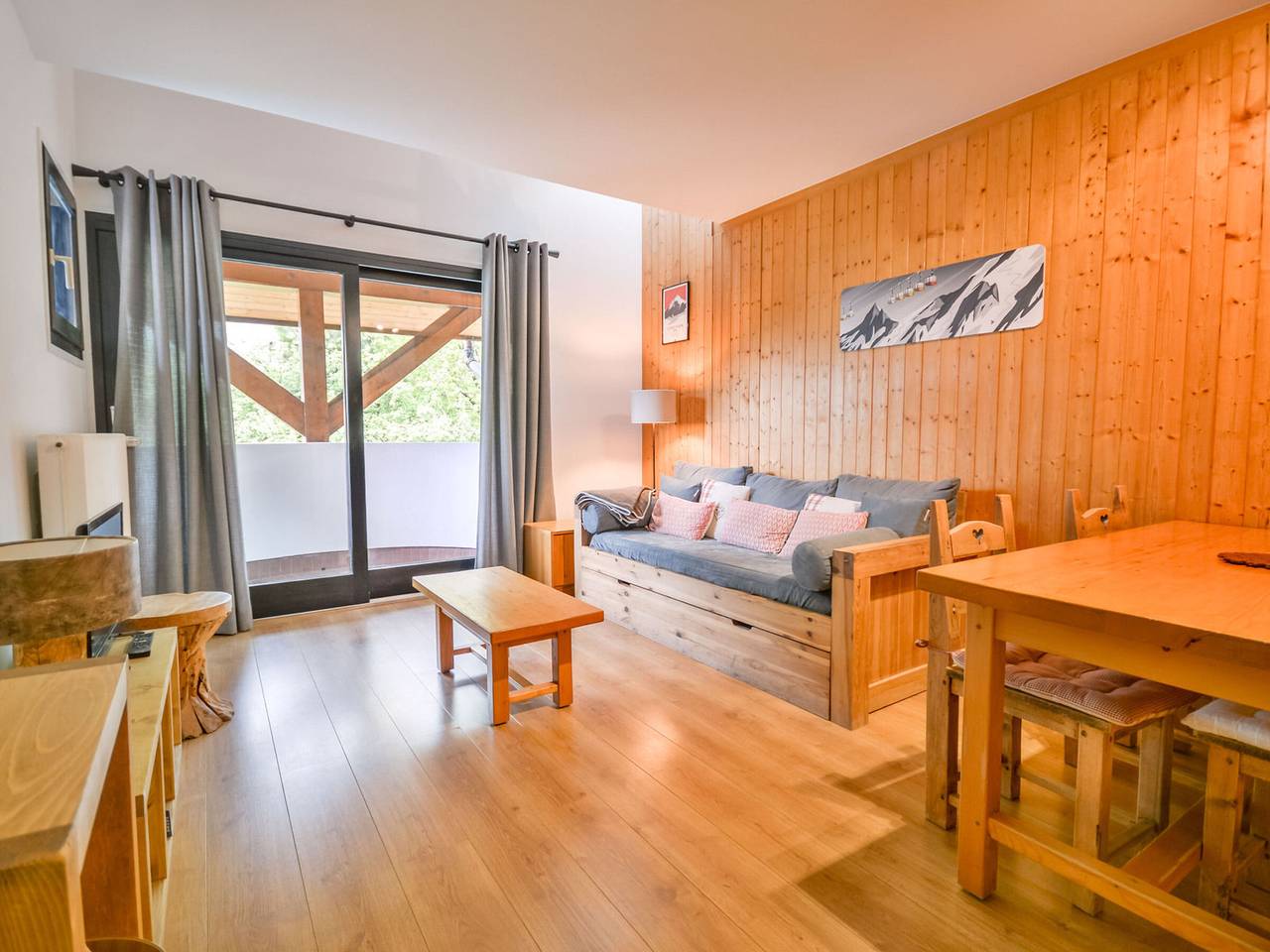 Entire apartment, Central Morzine Apt, Sleeps 4, Close to Lifts, Balcony, Parking Included in Morzine, Les Portes du Soleil