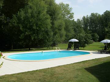 Gîte pour 6 personnes, avec piscine et vue sur le lac ainsi que terrasse et jardin à Meusnes