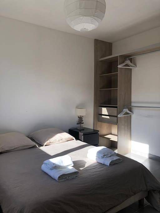 Location de vacances pour 6 personnes, avec piscine ainsi que vue et jardin à Simiane-Collongue - 3