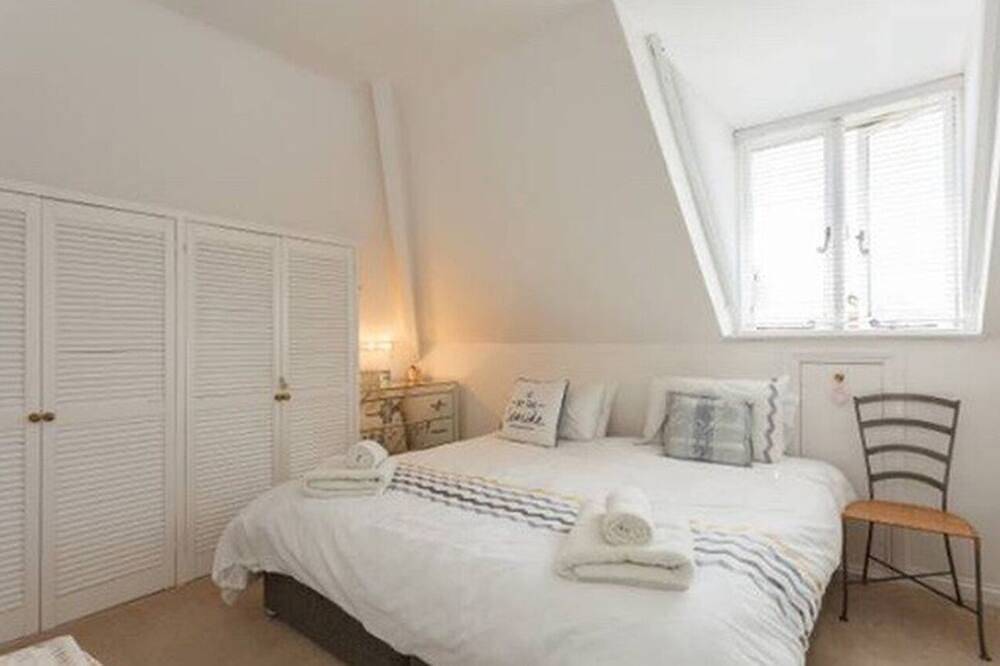 Entire apartment, “October & November” - Autumn Walks plus Parking! in Lymington, Hampshire