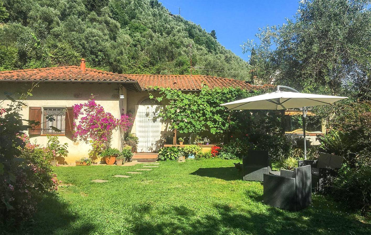 Cozy Vacation Rental Apt with Garden, Parking & WiFi in Camaiore in Camaiore, Italian Riviera