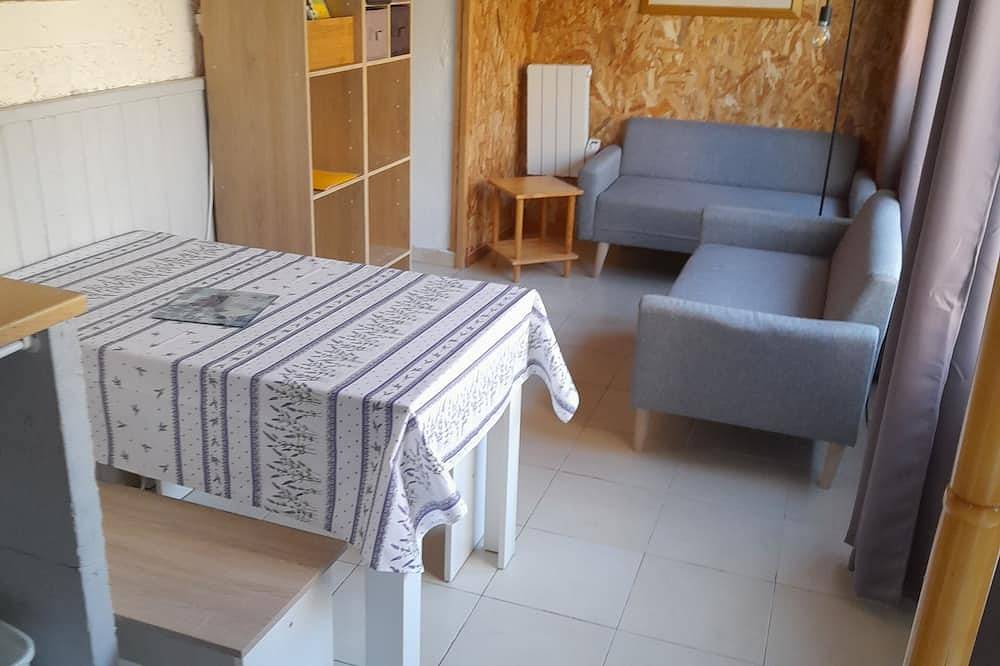 Entire apartment, Gîtes \"Chez Cécile\" in Lagnes, Vaucluse, in the countryside. in Lagnes, Parc naturel régional du Luberon