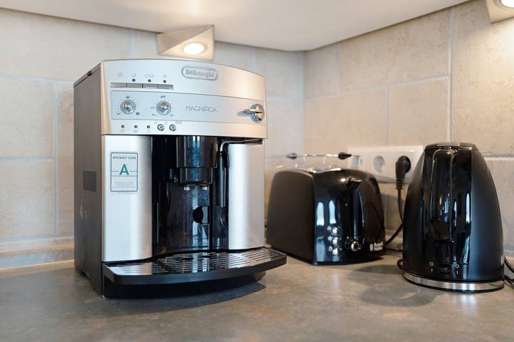 Apartamento entero, Apartamento 'Ferienwohnung Weingut Löwenthal' con vistas a la montaña, balcón y Wi-Fi in Trifelsland