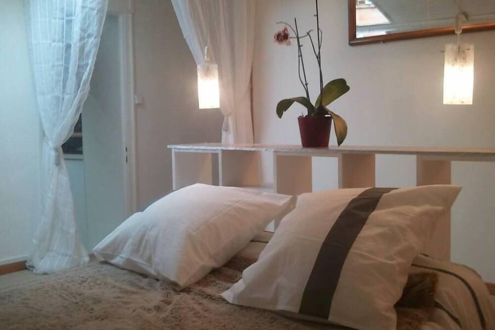 Appartement entier, T3 mansardé dans maison de caractère. in Loubens, Parc naturel régional des Pyrénées ariégeoises