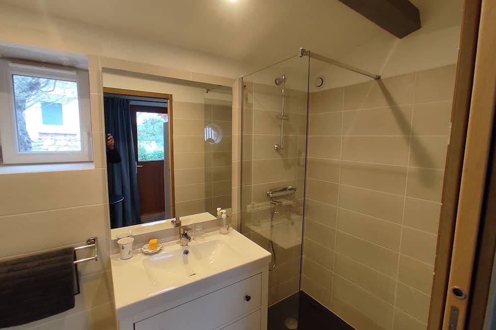 Ganze Wohnung, Charming stone-built 2-person apartment, in a quiet location with pool access.  in Lorgues, Draguignan Region